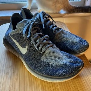 “Jeans” stretchy running shoe